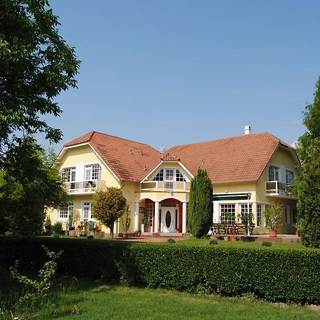 Villa Hedi Dunakiliti Exterior photo