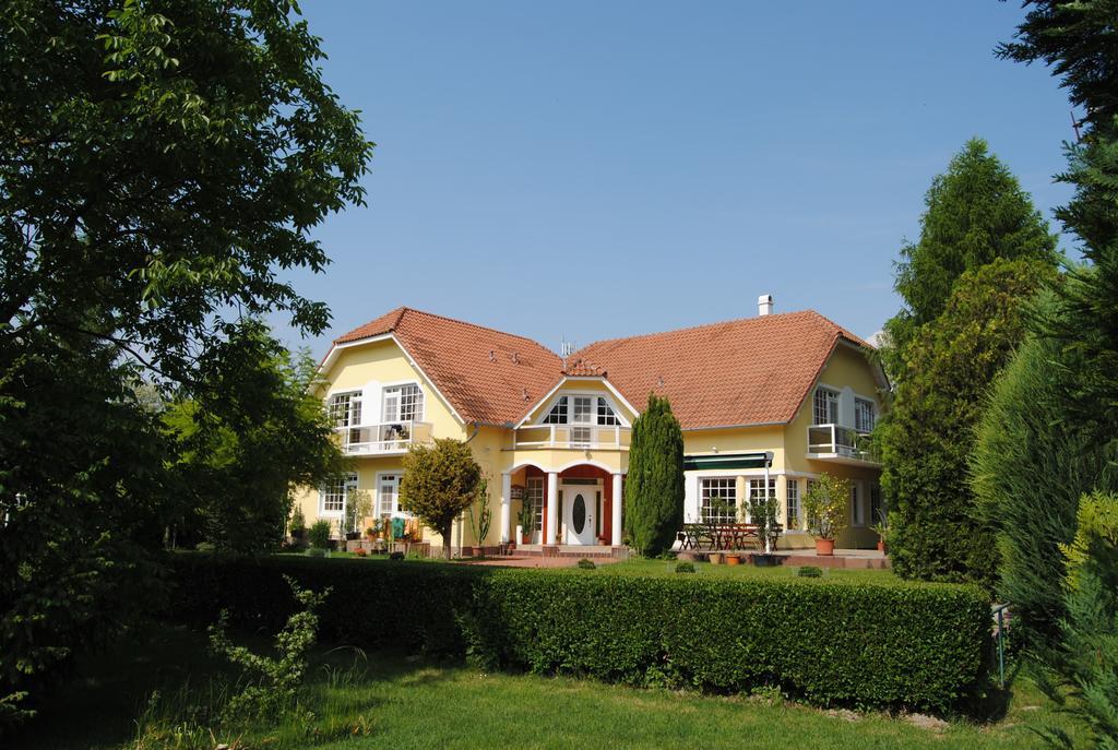 Villa Hedi Dunakiliti Exterior photo