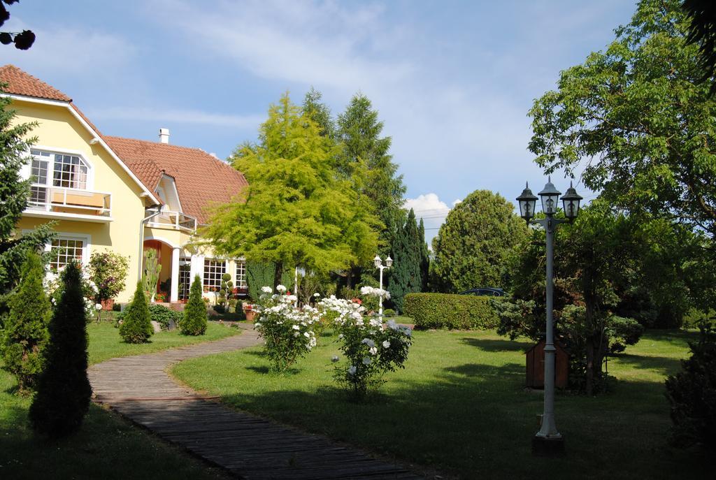 Villa Hedi Dunakiliti Exterior photo